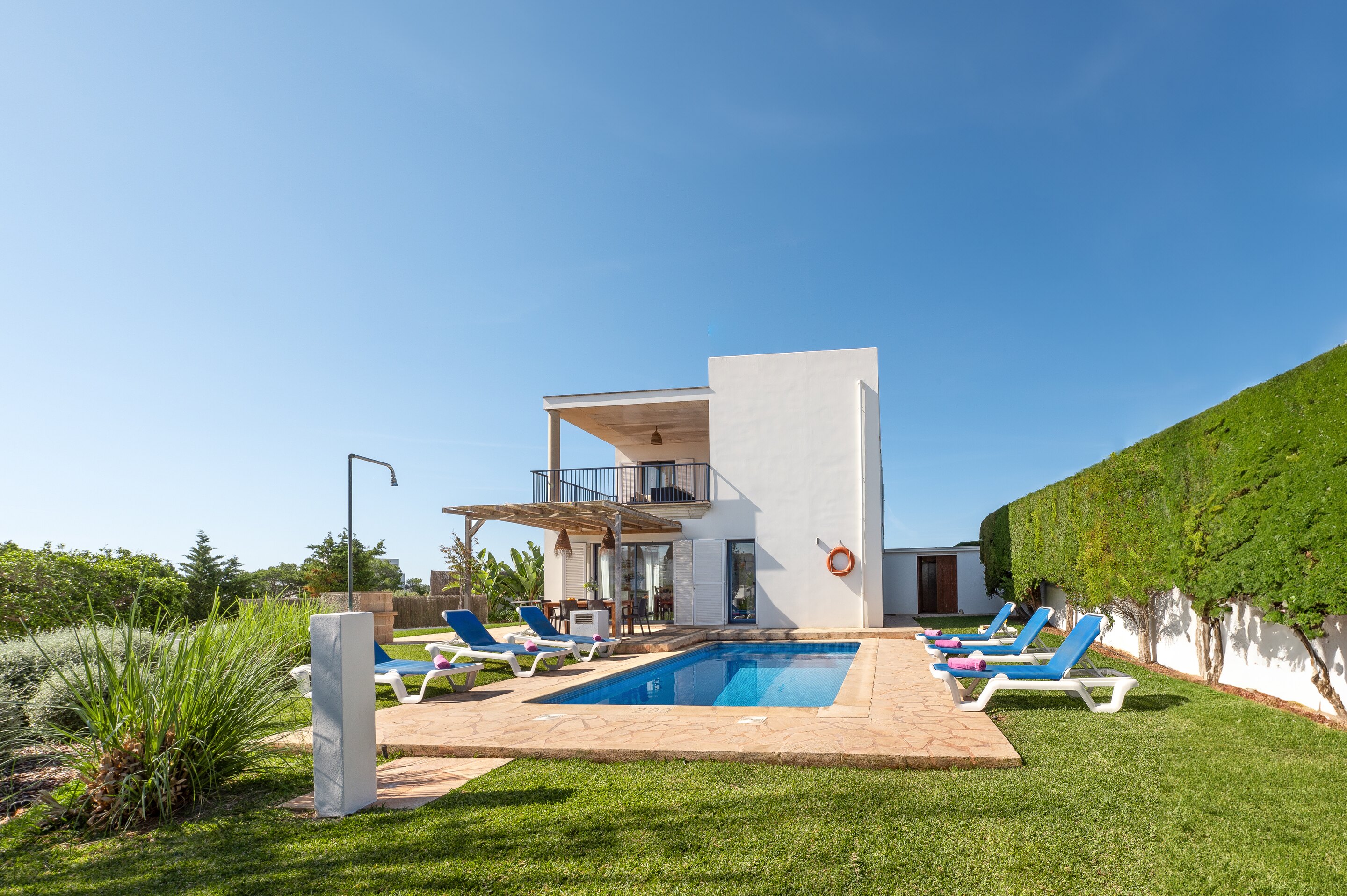 Front view of Ca'n Baltasar and its pool